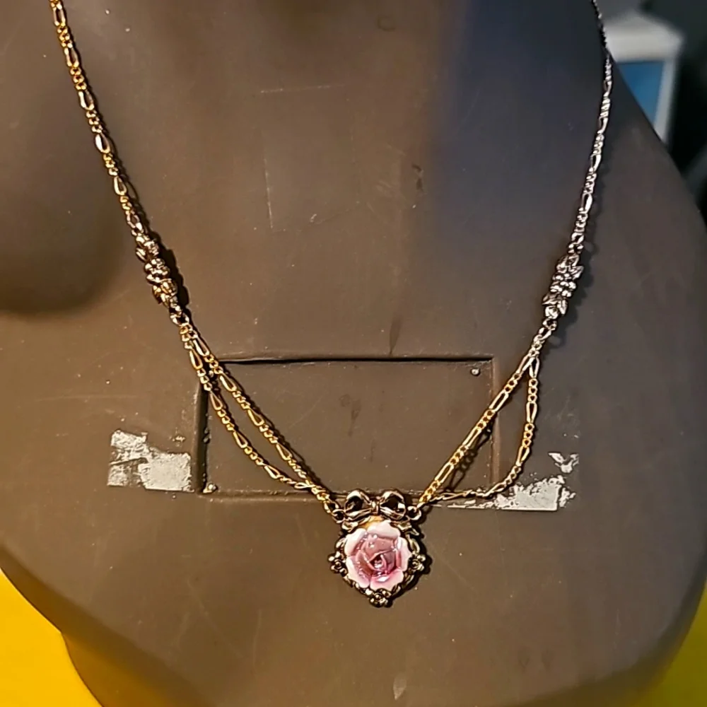 Lovely Vintage Gold-tone Pink Porcelain Rose Pendant Necklace by Avon - Picture 4 of 9